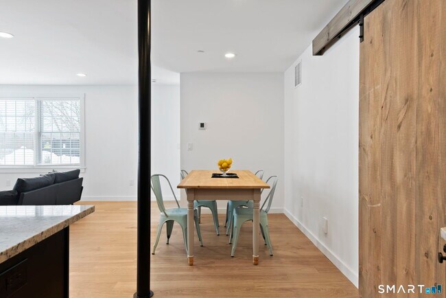 Building Photo - 179 Butternut St