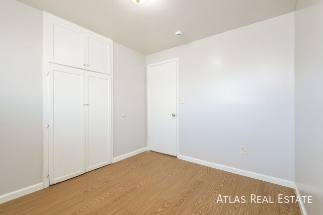 Building Photo - Rare 3 Bedroom 1 Bath Duplex Available now!