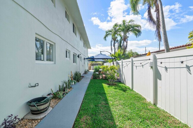 Building Photo - 2270 SE 5th St