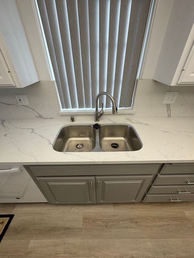 Building Photo - 5 Bedroom, 3.5 Bath, Beautiful 1,856 SQ FT...