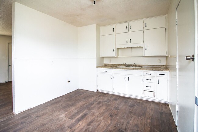 Building Photo - Updated 3 bedroom 1 bath single family hom...