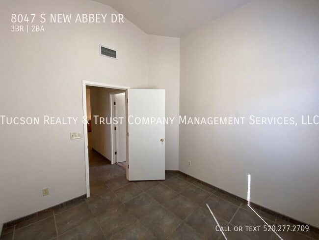 Building Photo - 8047 S New Abbey Dr