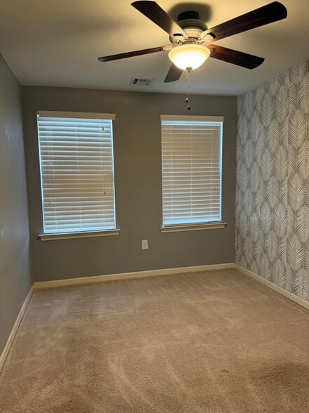 Building Photo - 131 Creekside Wy