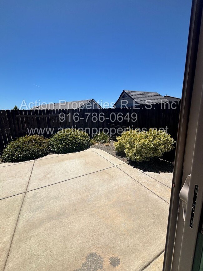Building Photo - Solar - Whitney Ranch Newer Single Story, ...