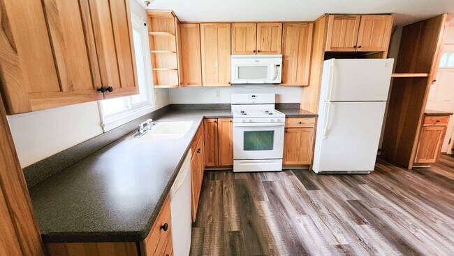 Building Photo - Lovely Cape Cod 3 Bedroom Home