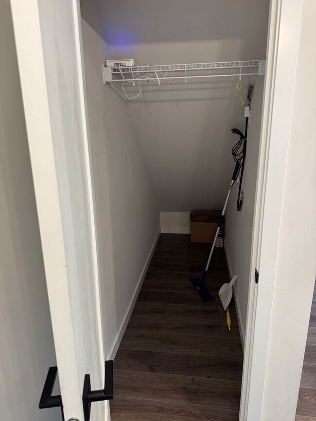 Building Photo - 2bd/1.75bs Seattle Townhome