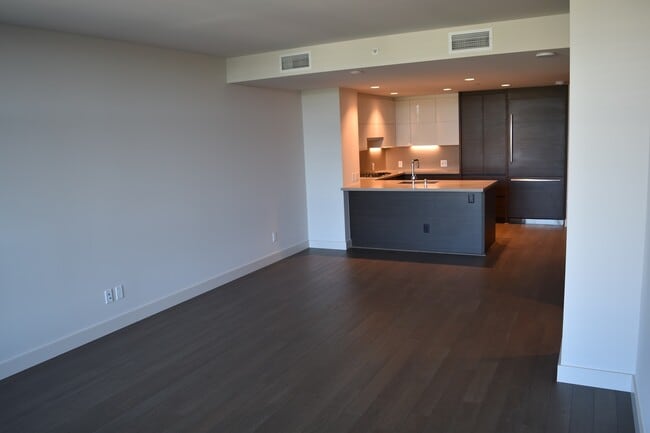 Building Photo - Spacious Luxury One Bedroom - Insignia