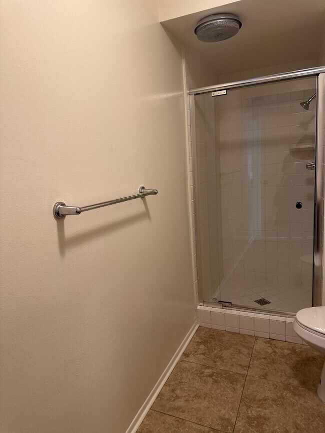 En Suite Primary Bathroom - 4370 Troost Ave