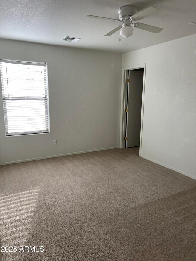 Building Photo - 800 E Cowboy Cove Trail