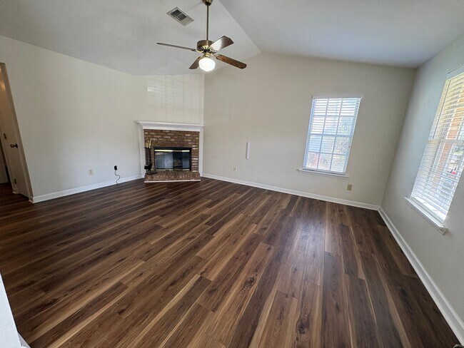 Building Photo - Family Friendly 2 Bedroom Duplex Available In Tallahassee NOW