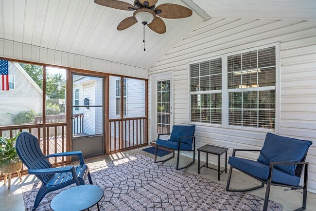Building Photo - Gorgeous 4 Bedroom Home with Spacious Layo...