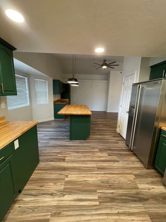 Building Photo - Updated and Pet Friendly Three Bedroom Home