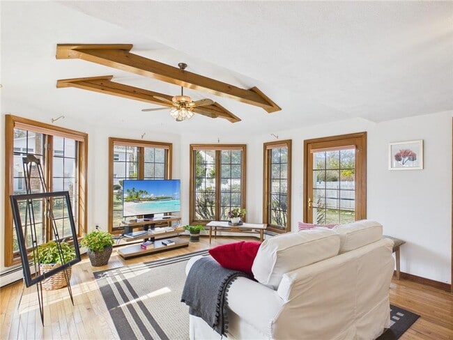 Building Photo - 449 Love Ln