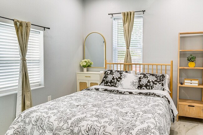 Building Photo - 226 E 10th St