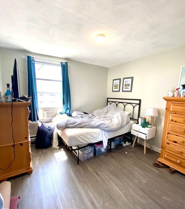 Interior Photo - 151-153 Meridian St