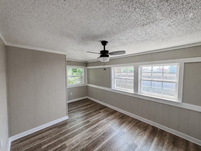 Building Photo - 3/2 Bungalo-style off Birchman