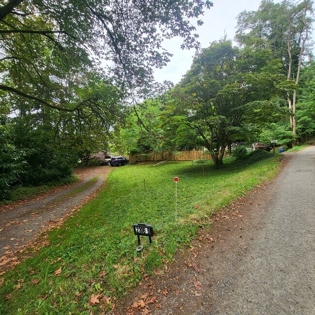 Parking - 2306 Madrona Dr