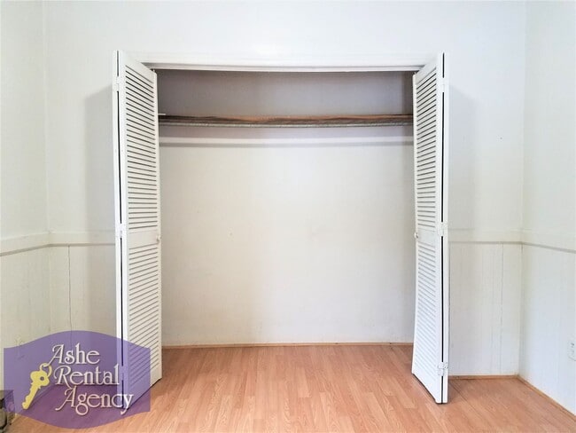 Building Photo - Charming 2 Bedroom 1 Bathroom Cottage By the River