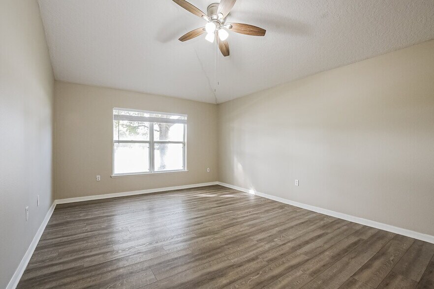 Building Photo - 744 Westcliffe Dr