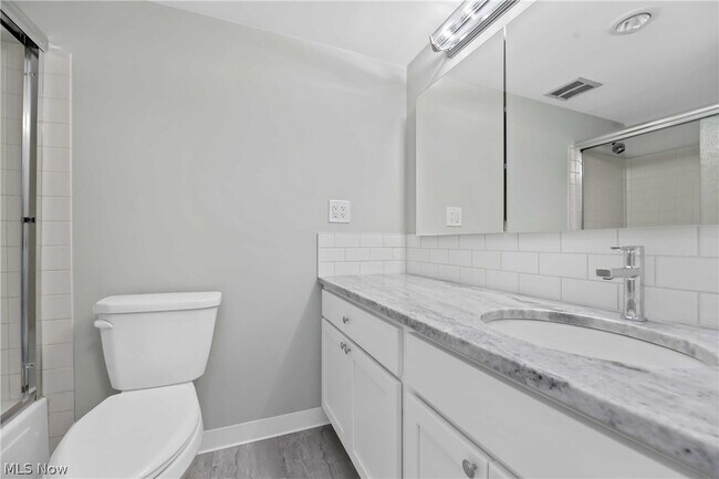 Building Photo - 12500 Edgewater Dr
