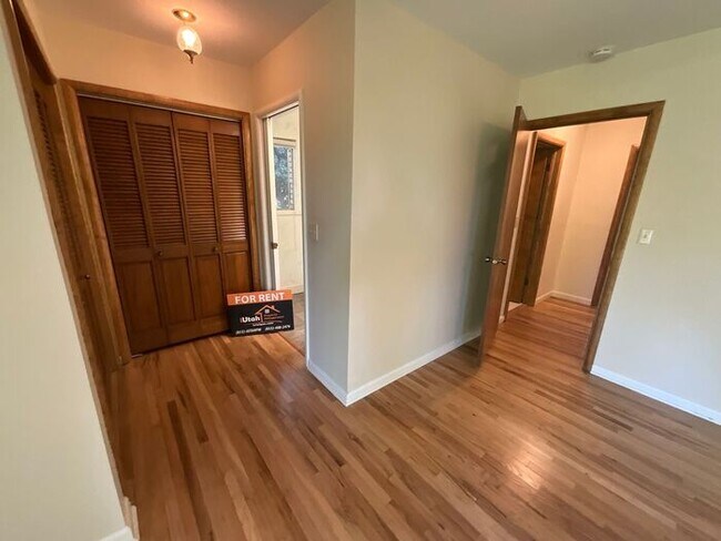 Building Photo - 4 bdrm 3 bth plus a Den/office Home 2 Car ...