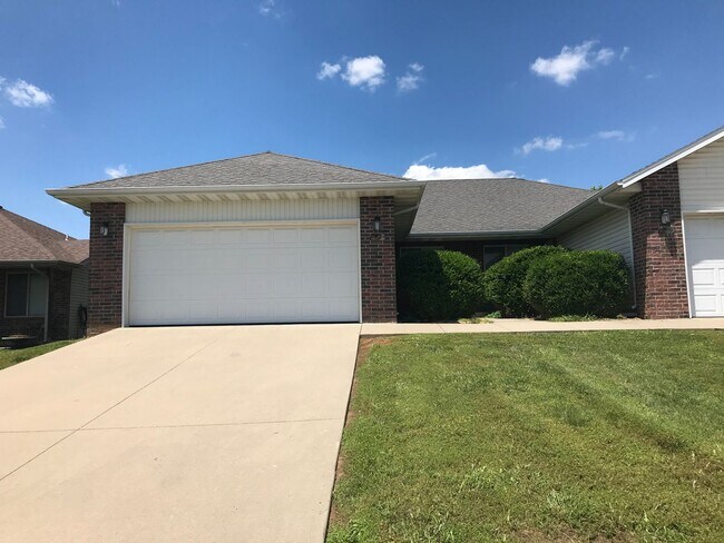 Building Photo - Executive Rental 2 Bedroom 2 Bath 2 Car Garage Duplex
