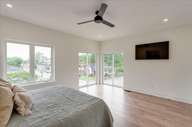 Building Photo - 2519 E 12th St