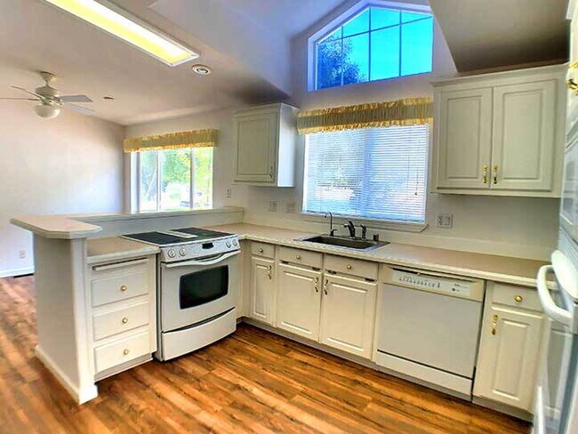 Building Photo - 2100sf 2 bed / 2 bath home with spacious living spaces for rent!