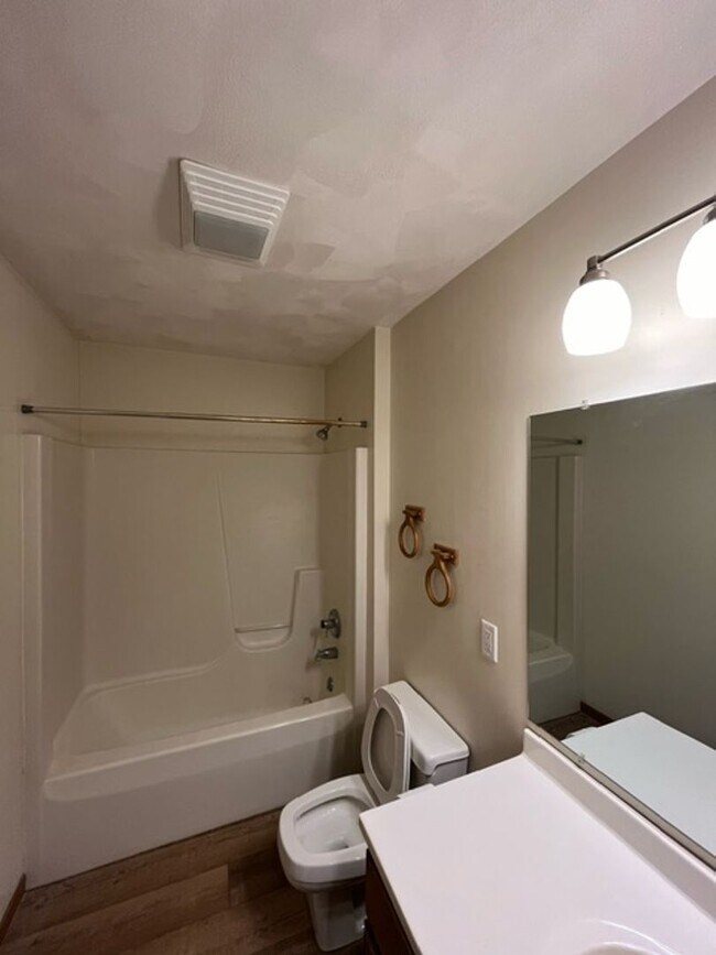 Building Photo - 305