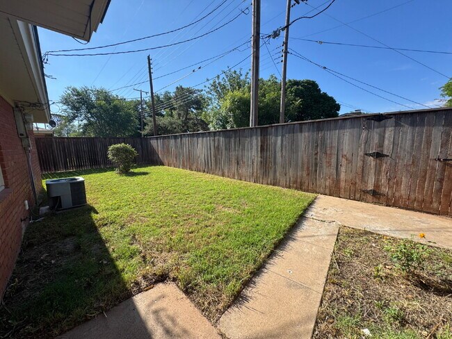Building Photo - Newly updated, spacious 2 bedroom