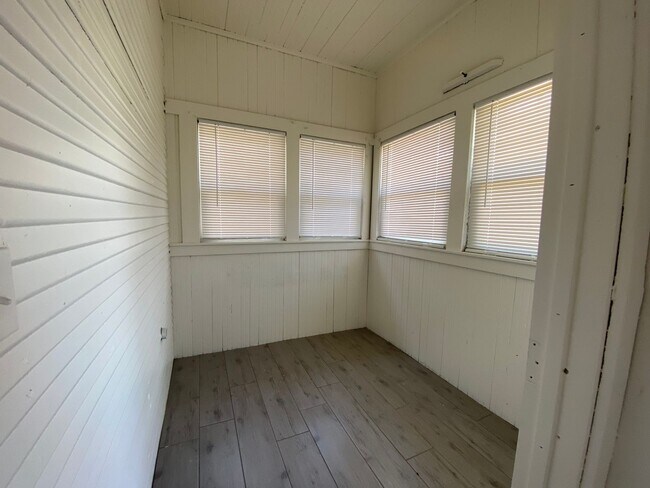 Building Photo - One Bedroom Apartment in Downtown Stockton