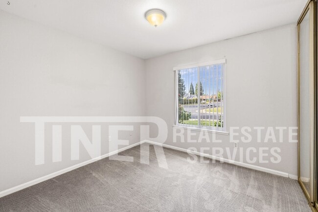 Building Photo - 511 Lyndhurst Ave