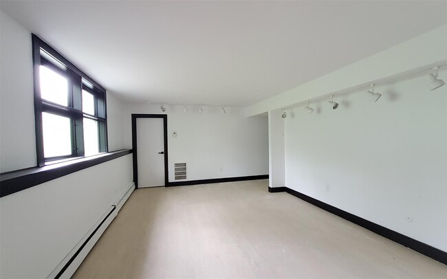 Building Photo - 40 Felter Hill Rd