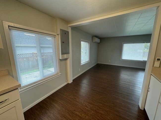 Building Photo - 2733 W Sharp Ave