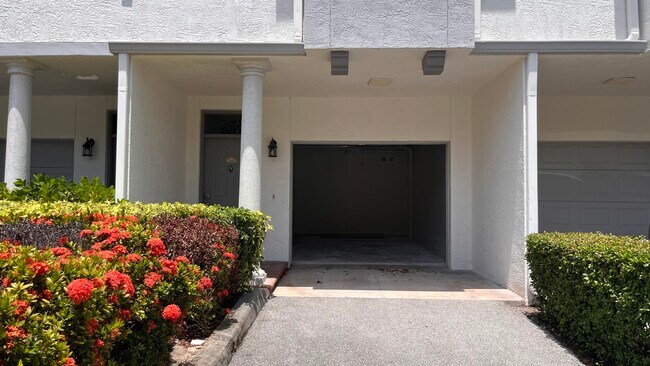 Building Photo - 2048 Alta Meadows Ln