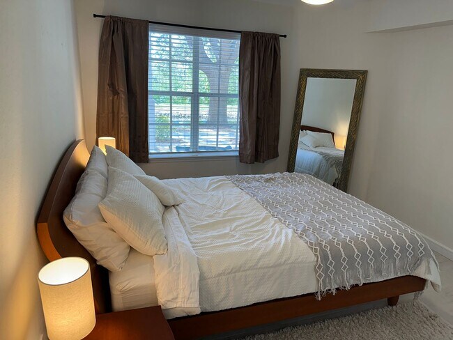 Building Photo - SEASONAL RENTAL - Downtown Sarasota Renova...