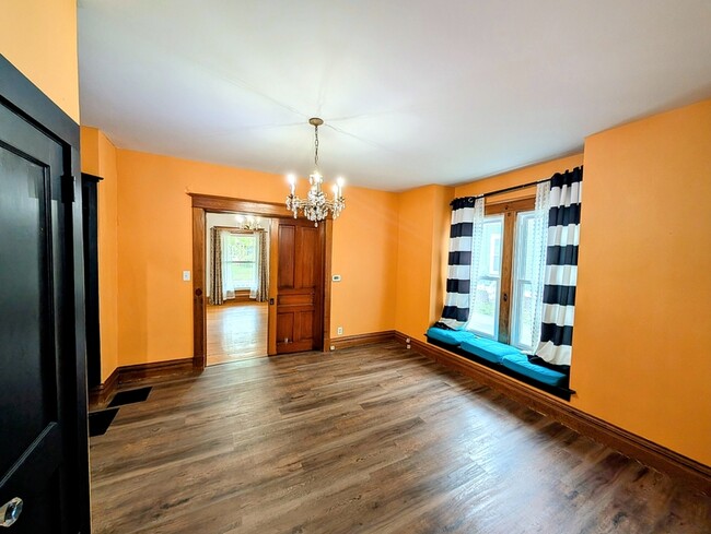 Building Photo - 517 1st Ave W