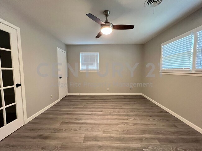 Building Photo - Beautifully Refreshed 3/2/2 in Fort Worth ...