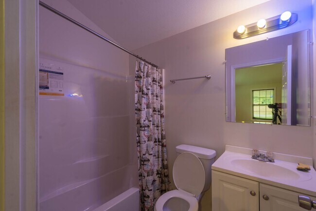 Building Photo - 2 bed and 2 bath house with garage and par...
