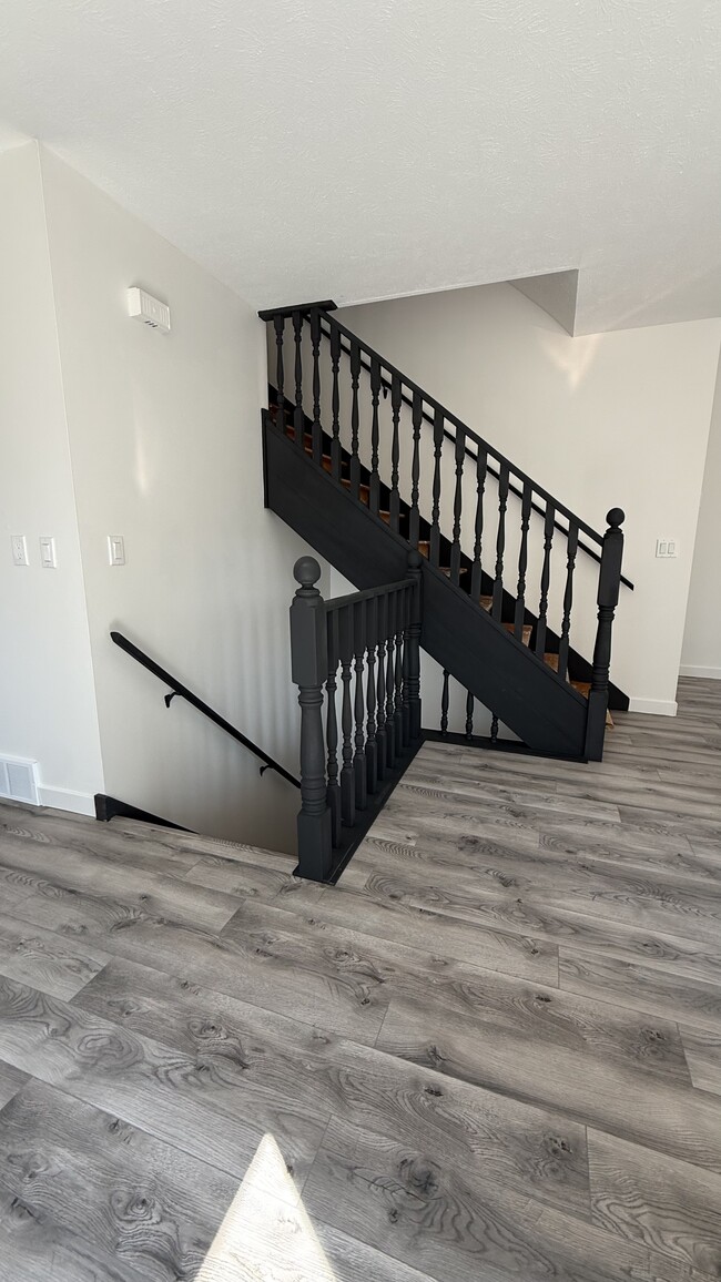 Building Photo - 2057 Eastcastle Dr SE