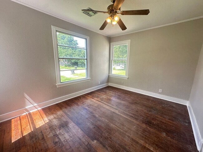 Building Photo - Super cute and close to Querbes Park....