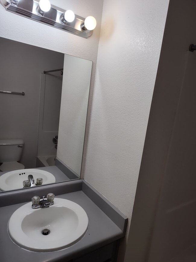 Building Photo - ALL PROSPECTIVE TENANTS MUST SUBMIT A $58 NON-REFUNDABLE APPLICATION FEE PER APPLICANT ONLINE AND...