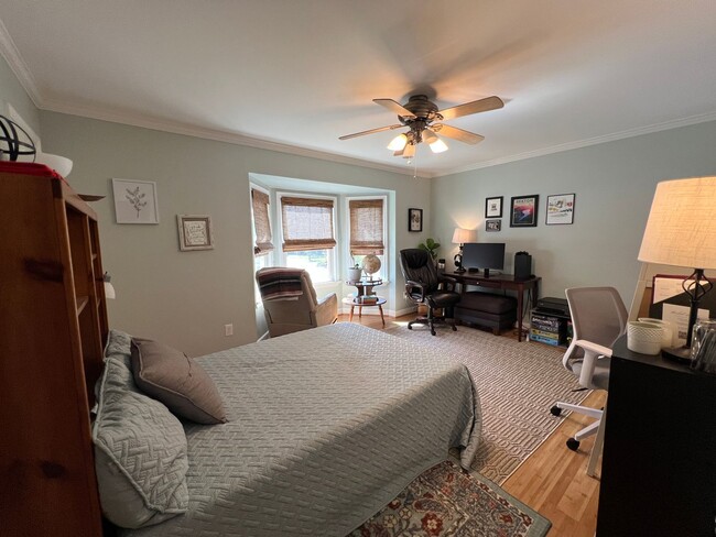Building Photo - Updated End-Unit Townhouse in York County