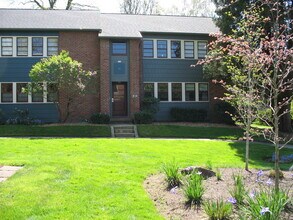 Building Photo - North Mt Tabor one bedroom Condo. Immaculate condition!