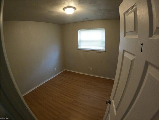 Building Photo - 1406 W 39th St