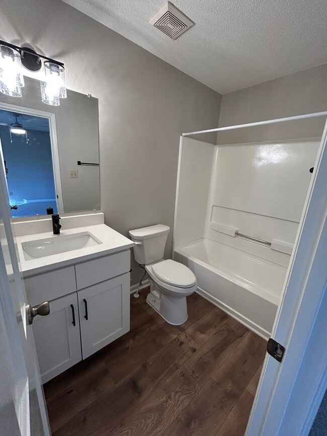 Building Photo - 6528 Thetford Ct