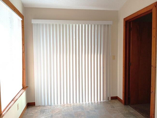 Building Photo - 2/1 bungalow in north St Pete