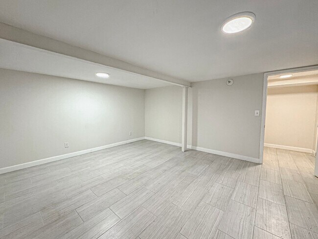 Building Photo - Stunning 4 Bed 3 Bath Tudor-style Brick Townhome In Desired Foxhall