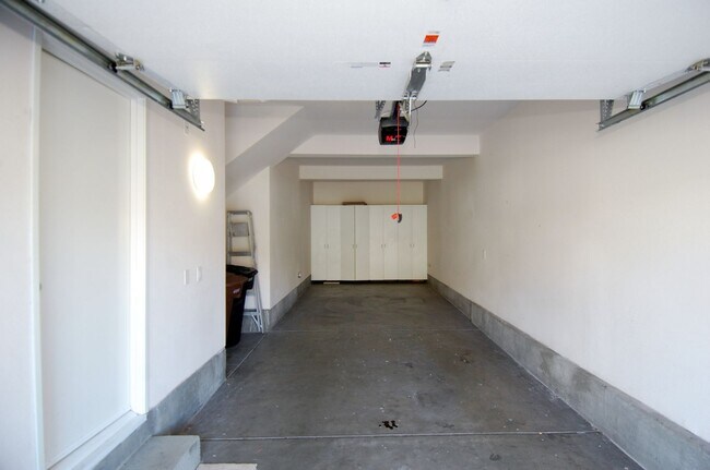 Building Photo - Upgraded 2 bedroom/ 2 bath in the heart of...