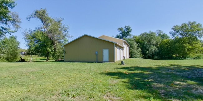 Building Photo - Country Living in Manhattan + 1.5 Acres + Close to Stagg Hill Golf Course! Available July 3rd!